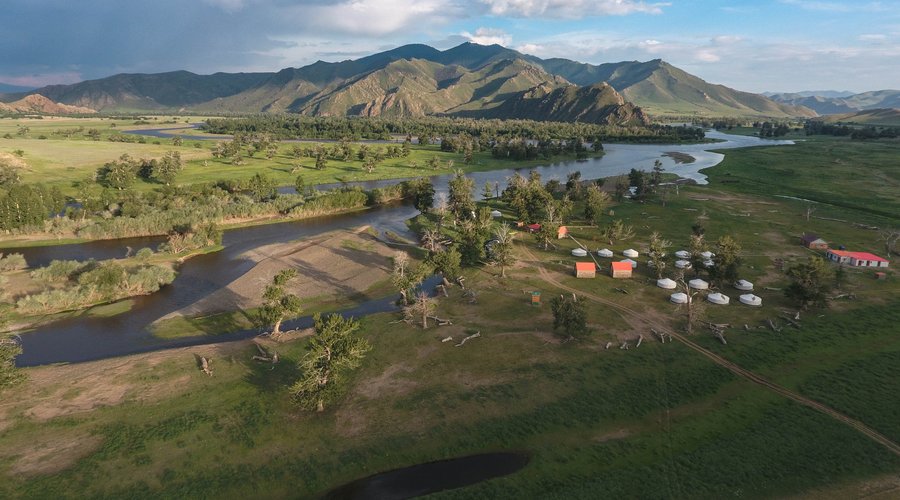 Nomadic accommodation with fulfilling service in the wilderness.