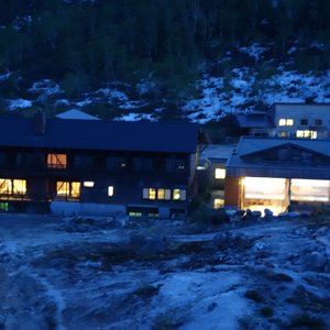 夜晚的旅館外景