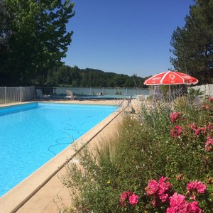 Très belle piscine face au Lac. Sécurisée.