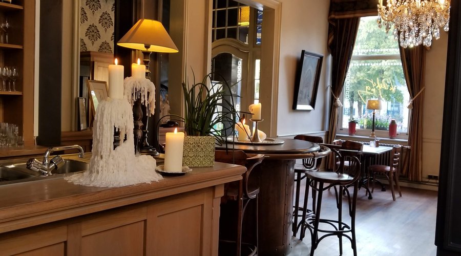 Le Chef Et Moi bar and front dining area