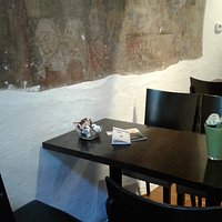 Muros originales en un ambiente moderno del Café Dammert