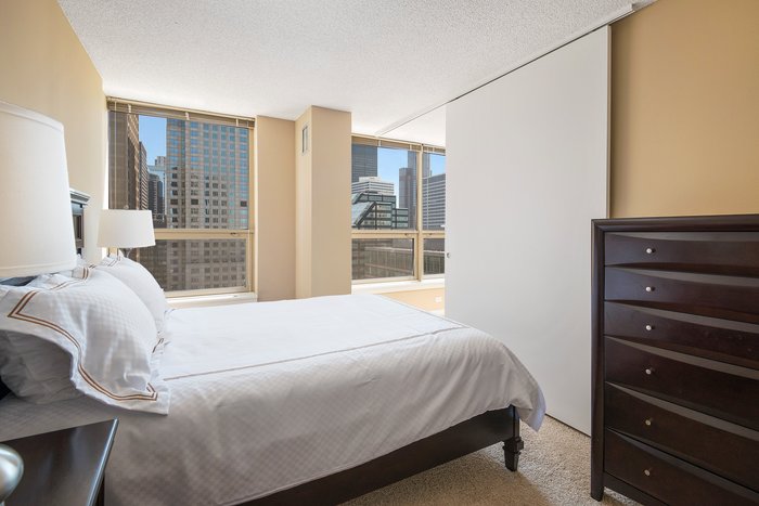 MANILOW SUITES AT PRESIDENTIAL TOWERS - Condominium Reviews (Chicago, IL)