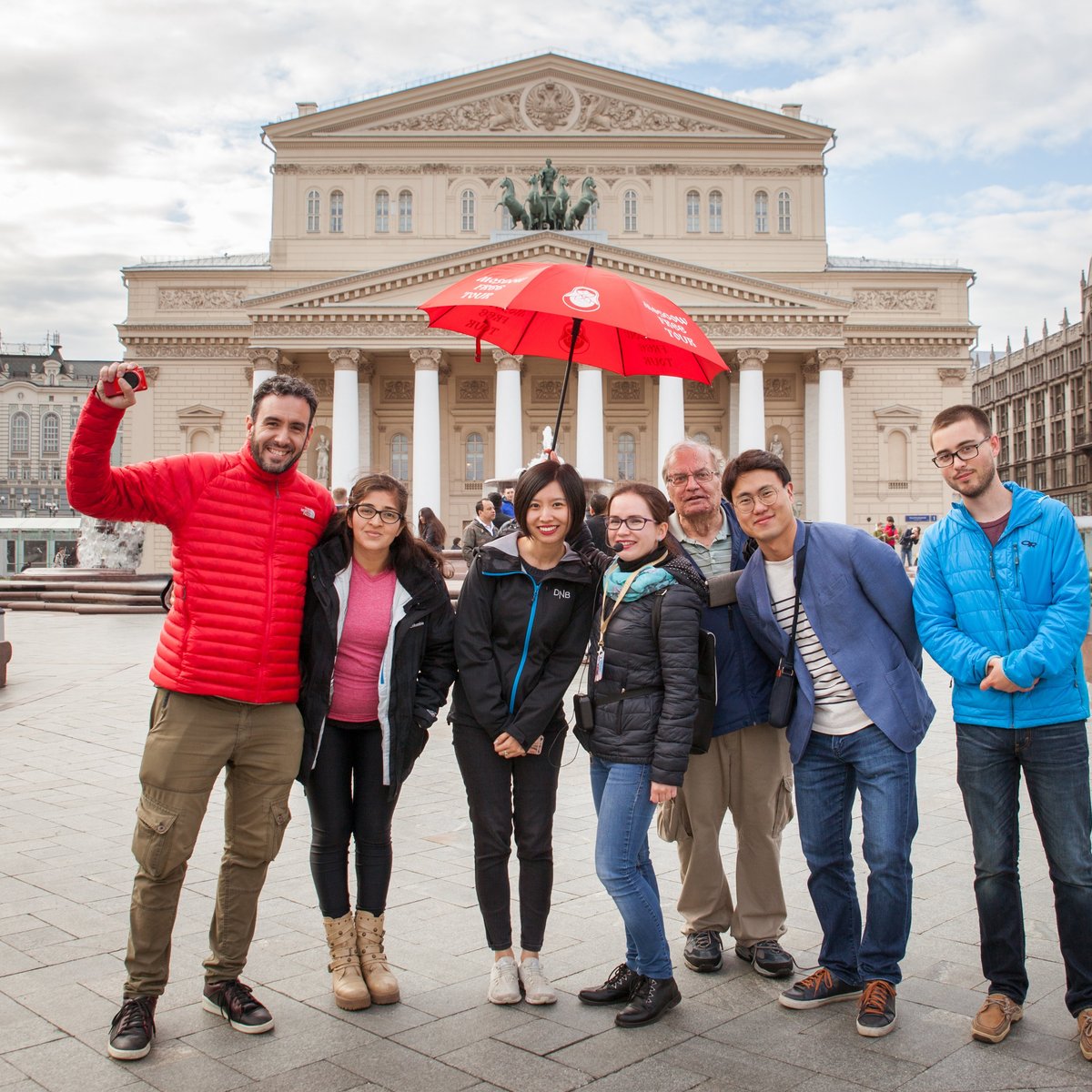 Visiting moscow. Пешеходная экскурсия. Пешие экскурсии по Москве. Пешая экскурсия. Пешеходная экскурсия Москва.