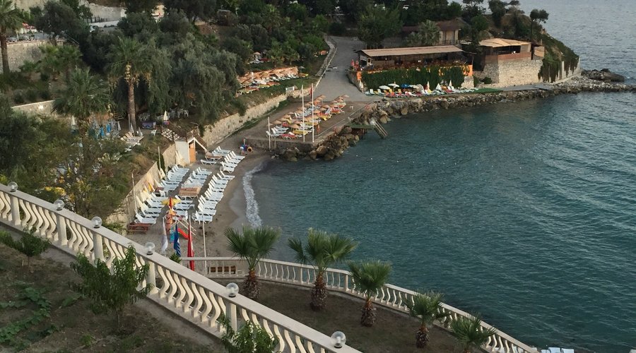 Manzara tek kelime ile muhteşem, havası güzel ve nemli değil, suyu pırıl pırıl ve sabahları soğu