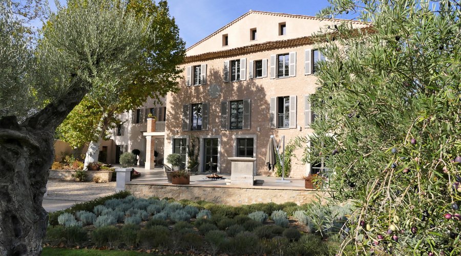 Façade de la Bastide, oliviers