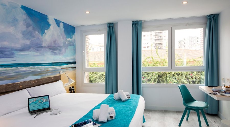 Habitación doble, con al menos 15m² recomendadas para parejas o para viajeros individuales.