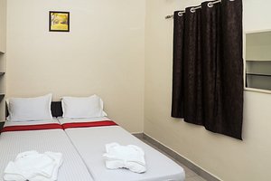 Le Stay Inn in Chennai (Madras), image may contain: Bed, Furniture, Hostel, Housing