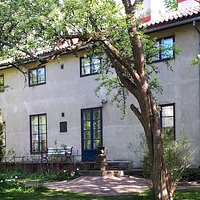 Casa Haartman puutarhan puolelta.