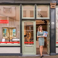Galeriehouder Karen Boekholt voor de galerie op Lange Tiendeweg 40 in Gouda