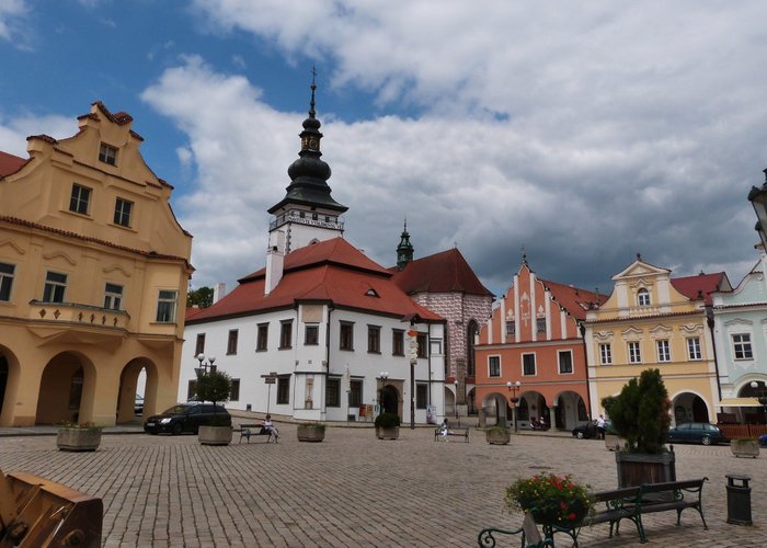 Vež kostela na náměstí s vyhlídkou.