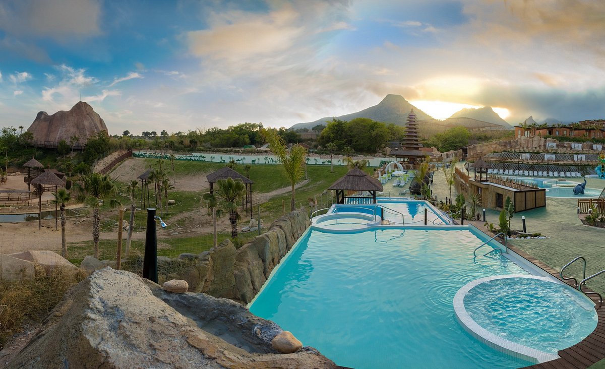 Magic Natura Animal, Water Park &amp; Polynesian Lodge Resort, hotel in Spain