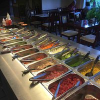 Der er forskellige slags kød og et stort udvalg af salater og grøntsager til både Salat og Wok.