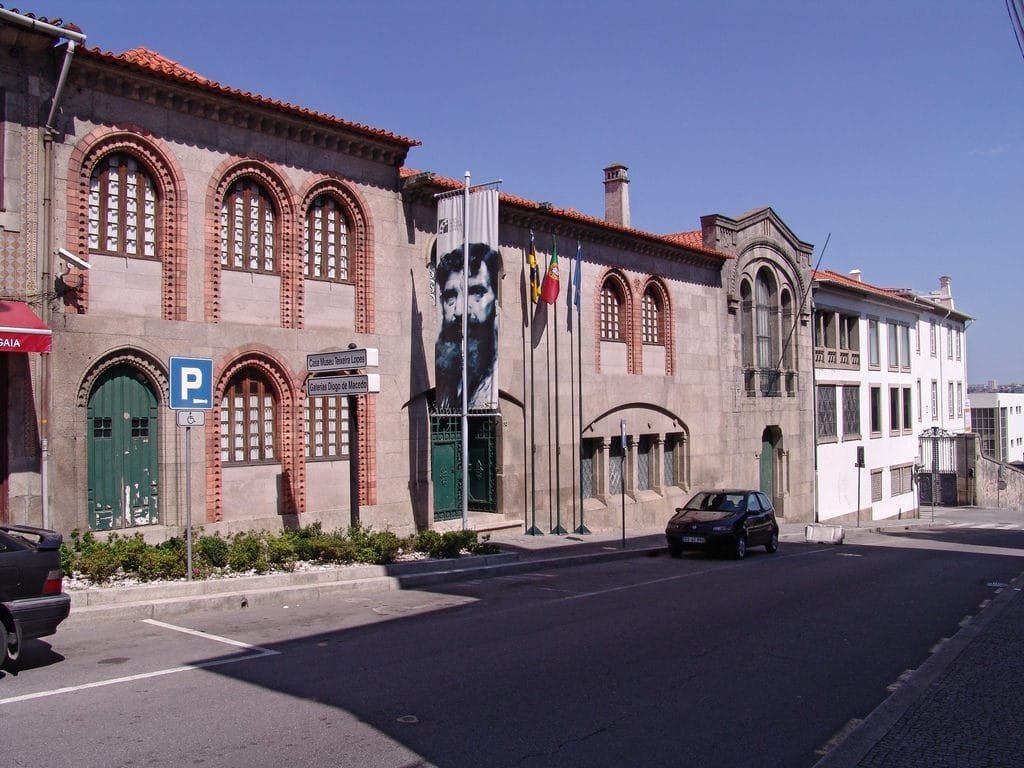 How to get to Media Markt in Vila Nova De Gaia by Bus, Metro or Train?