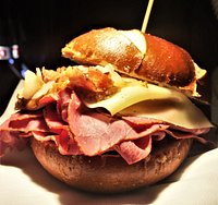 Pastrami di bufalo Frikandelle (polpetta tedesca) Leberkase,(würstel da taglio bavarese) fontina