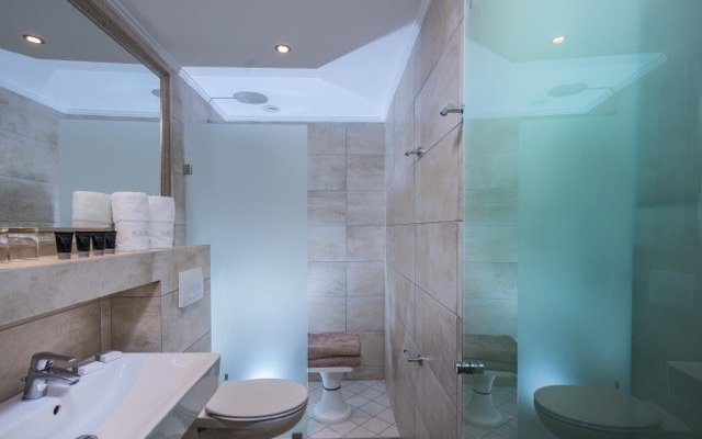 STUDIO DELUXE BATH