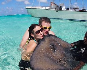 Saiba como é nadar com arraias em Stingray City, nas Ilhas Cayman