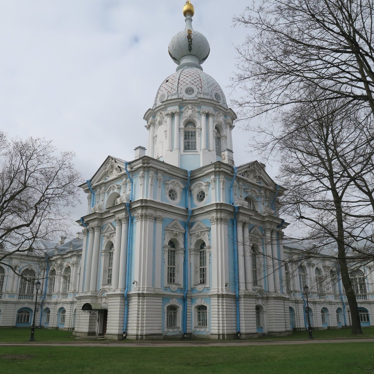 Смольный сад в Санкт-Петербурге