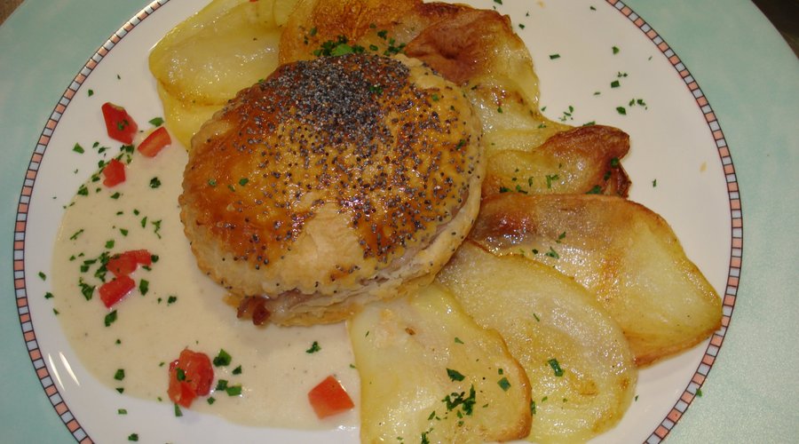 Fagottino di pasta sfoglia alle verdure con patate croccanti