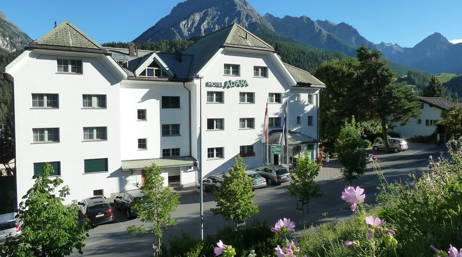 liegt perfekt für alle Reisenden und Feriengäste direkt bei Bergbahn, Bahnhof und Postauto.