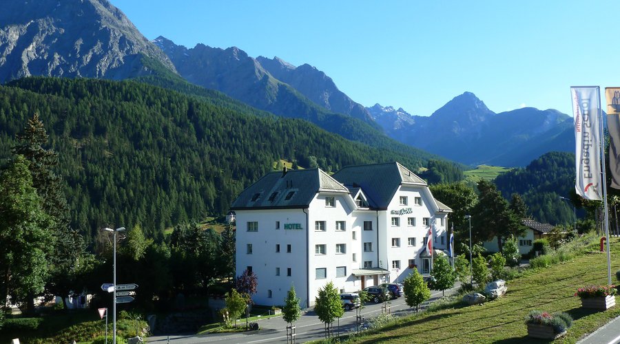 liegt perfekt für alle Reisenden und Feriengäste direkt bei Bergbahn, Bahnhof und Postauto.