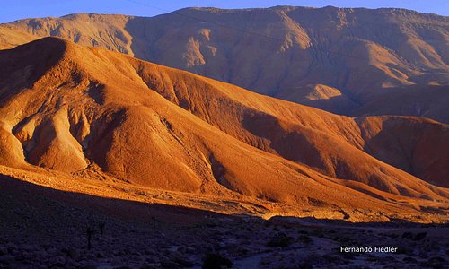 Un hermoso atardecer en el desierto de Atacama el mas seco del mundo
