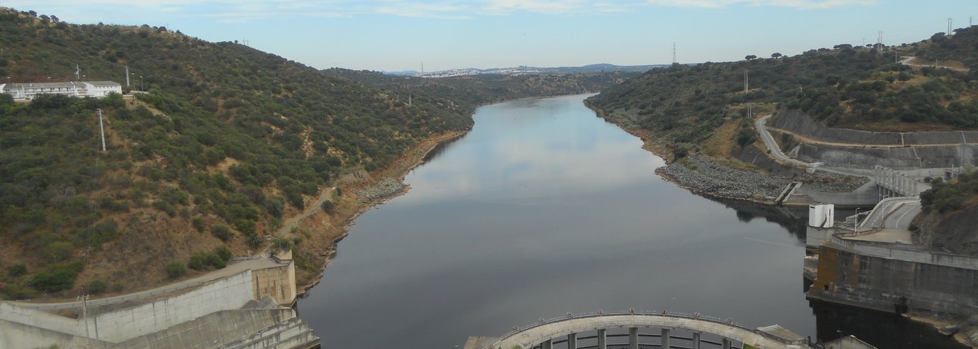La presa del Alqueba impresionante.