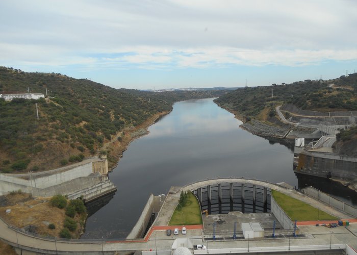 La presa del Alqueba impresionante.