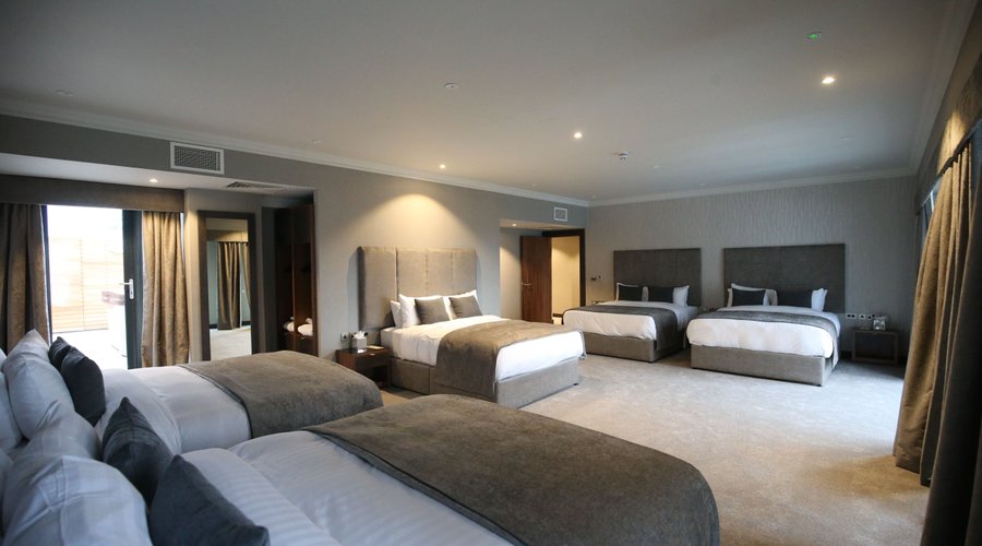 Vegas Group Suite - sleeps up to 10. perfect for larger parties. With outdoor hot tub.