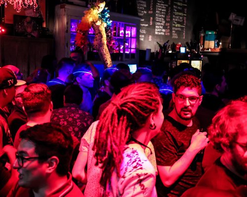 Bares e discotecas LGBT para ELAS