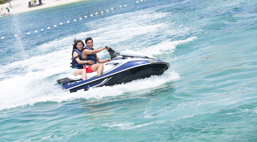 Avail of our varied options for watersports adventures at the Aquamania center