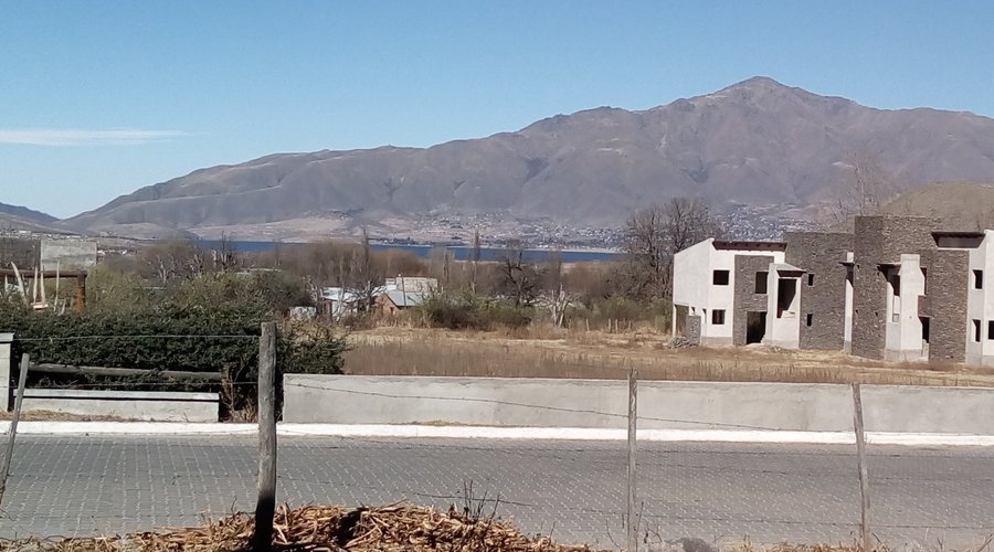 Vista de la puerta de mi habitación. Al fondo se ve el lago de La Angostura.