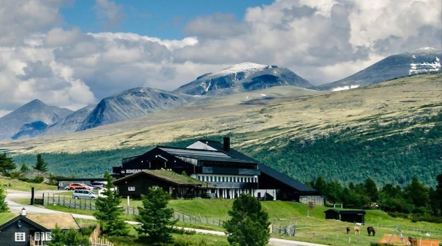 Hotellet er omringet av praktfulle omgivelser!