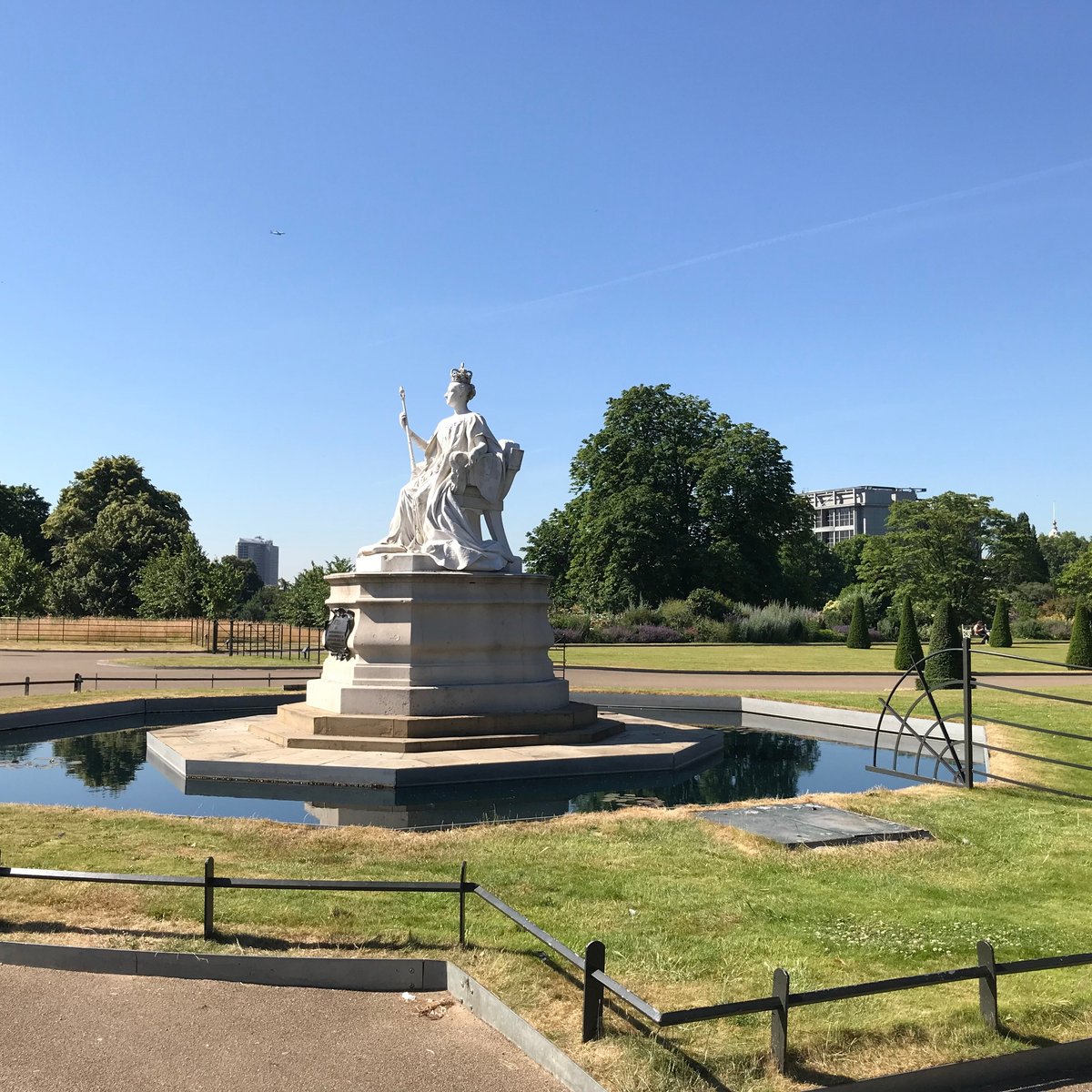 Queen Victoria Statue - Kensington, Лондон: лучшие советы перед посещением  - Tripadvisor