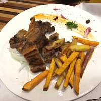 600元的套餐菜色
一入座就招待店家自漬的黃金泡菜(好吃)
再來是美美的前菜玻璃酒杯裝著和風海鮮沙拉(照片前篇已放過)接著上的是澎拜的綜合海鮮拼盤,一上來就有乾冰噴煙,小孩都好驚奇!有三種生魚