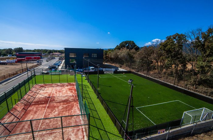 A l'extérieur, la padel et le second terrain de foot 5x5