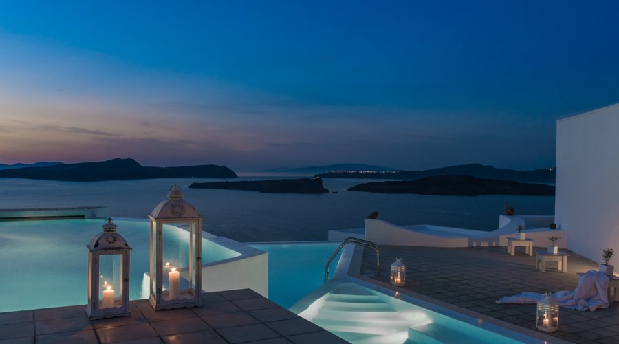 infinity pool overlooking the Caldera and the Volcano