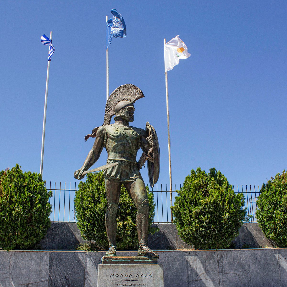 king leonidas statue