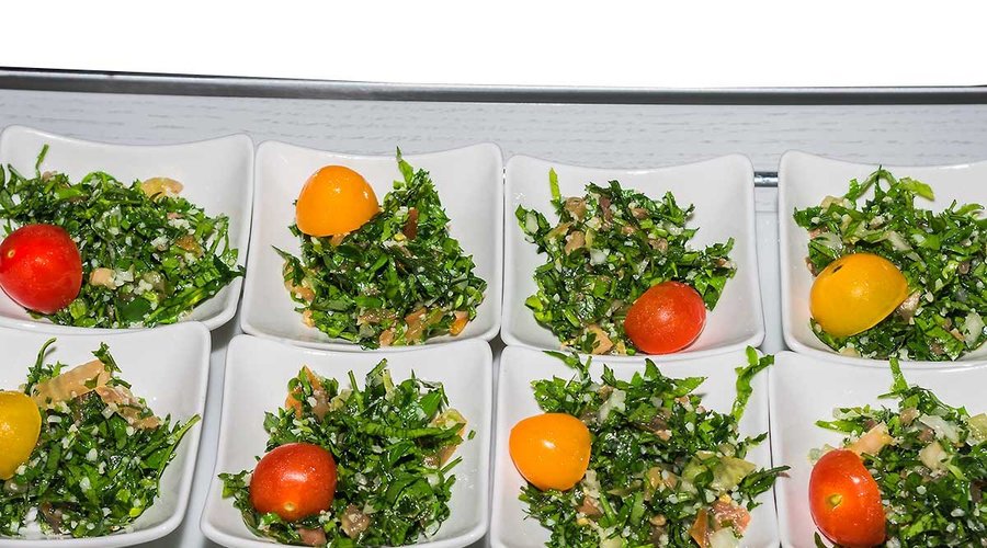 Tabouleh Salade typique libanaise à base de persil, oignons, tomates, citron, huile d'olive, men