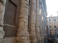 Lugar secreto en Roma 👉🏻 Templo de Adriano 🏛️✨ . En pleno