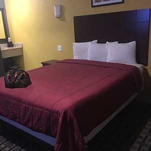 Cozy Rest Motel in Des Moines, image may contain: Furniture, Handbag, Bed, Lamp