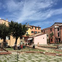tavolini del caffè sulla piazza di Montemarcello