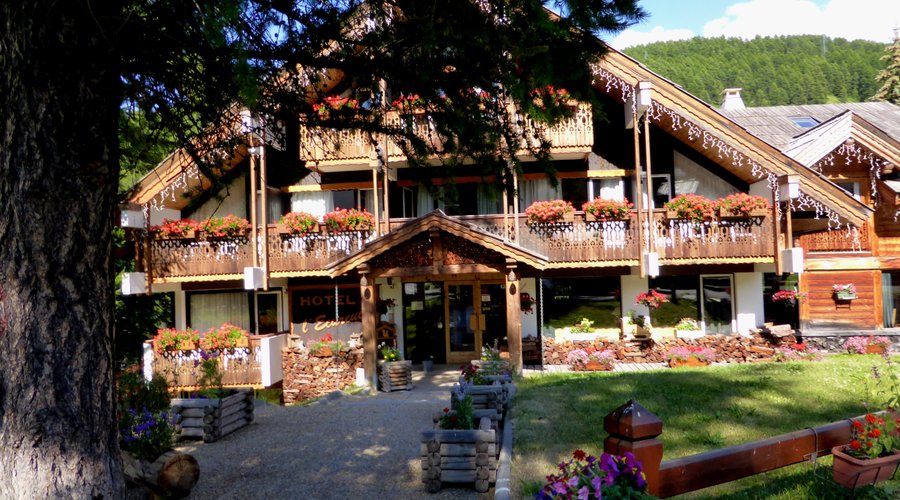 beau batiment tres fleuri