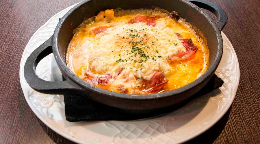 ¡A comer! Estas berenjenas gratinadas con jamón y langostino te encantarán. 