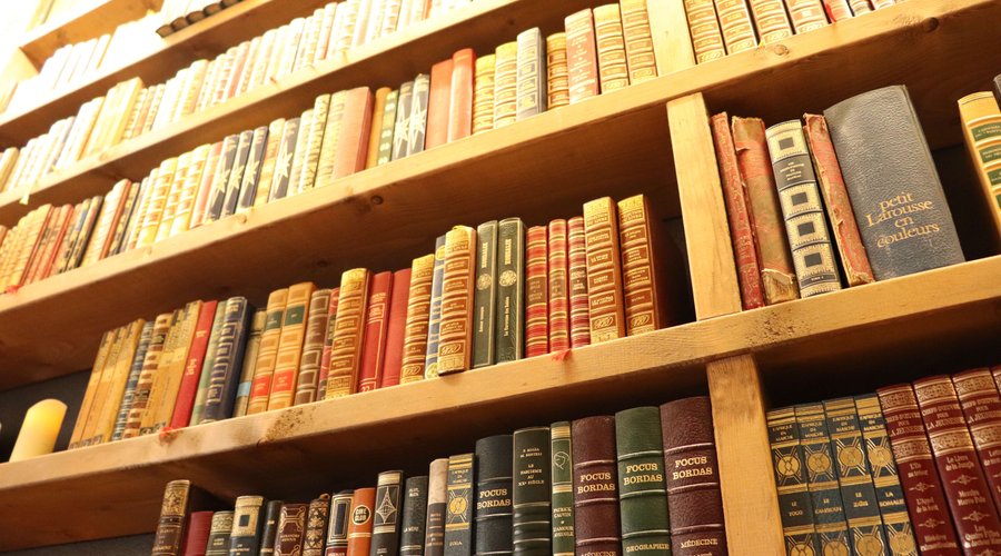Une bibliothèque pleine de mystères…