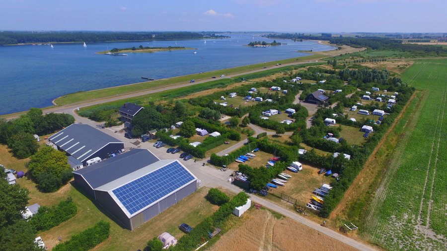 Direct aan het Veerse Meer, duurzaam door middel van zonnepanelen, zonnecollectoren en warmtepom