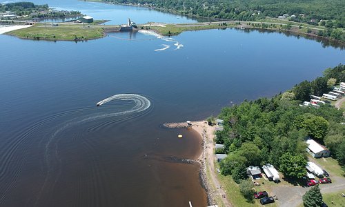 The Annapolis Causeway connects the Annapolis River to the Annapolis Basin.