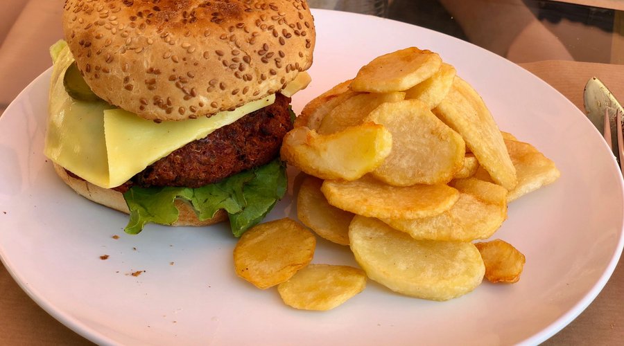 Vegan Cheese Burger with chips