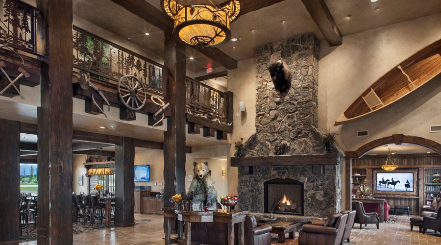 Country Inn & Suites Kalispell's unique lodge design.