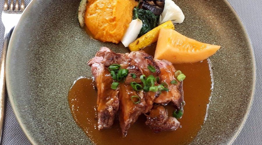 Carré de veau de grain rôti aux tomates fraîches et sariette