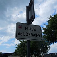 Plaque de rue de localisation de la statue